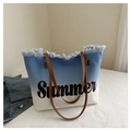 Detail der blau-weißen Canvas-Tasche mit Fransenrand und Summer-Aufdruck - Hellblau