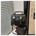 Detalle del bolso cuadrado de cuero PU negro con hebillas de estrella plateadas - Negro
