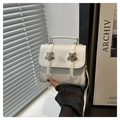 Detalle del bolso vintage blanco con estrellas metálicas y letras 'Bags Fashion' - Blanco