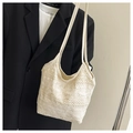 Detailaufnahme der weißen floralen Spitzen-Tote-Bag mit filigraner, hohler Textur - Weiß