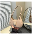 Detalle de bolso medialuna beige con correas anudadas y hebilla dorada en forma de D - Caqui