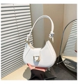 Detalle de bolso hobo blanco con asa anudada y cierre de hebilla metálica dorada - Blanco