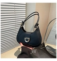 Vista detallada del bolso medialuna negro con hebilla en D dorada y tiras anudadas - Negro