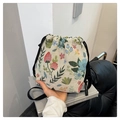 Detail der floralen Jacquard-Beuteltasche mit Pflanzenmuster und Kordelzugverschluss - Stil 1