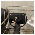 Détails du sac en similicuir noir à motif crocodile avec boucle dorée en fer à cheval - Noir