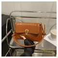 Détail du sac en cuir PU marron à motif crocodile avec une boucle en métal doré chic - café