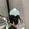 Borsa a tracolla creativa a forma di gelato con design traforato nero e blu - Nero