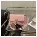 Sac rose aspect crocodile avec boucle mors dorée et bandoulière à nœuds élégante - Rose