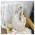 Detalle de bolso de punto bohemio con asas de cuerda gruesa y borlas largas decorativas - Blanco Roto