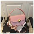 Nahaufnahme der rosa halbkreisförmigen Satteltasche mit Glitzer und Goldschnalle - Rosa