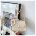 Detailansicht der cremeweißen PU-Leder Schultertasche mit Seidenschal und Zierschleife - Ohne Anhänger / Gebrochenes Weiß