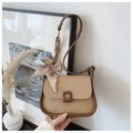 Detail der Satteltasche im Color-Block-Design mit dekorativem Seidenschal am Griff - Ohne Anhänger / Khaki