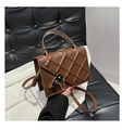 Detalle de bolso acolchado marrón con herrajes dorados y elegante correa de cadena - Marrón