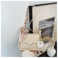 Détail du sac à rabat beige avec bandoulière foulard en soie et breloque pompon œil - Avec Charme de Poupée en Peluche / Blanc Cassé