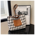 Detalle del bolso tote a cuadros con bolsillo de cuero marrón y logo FASHION & BAGS - Marrón