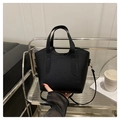 Bolso grande de cuero negro con patrón de lichi y herrajes dorados elegantes - Negro