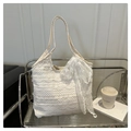 Detail van elegante witte kanten draagtas met grote strik op een minimalistische stoel - Wit Met Hanger