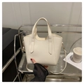 Bolso bombonera minimalista en cuero blanco crema con textura lichi y bandolera - Blanco