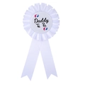 Dettaglio ravvicinato di una spilla Daddy To Be bianca con impronte di piedi blu e rossi - Distintivo Daddy To Be