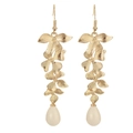 Détail de boucles d'oreilles fleuries dorées avec pétales texturés et perles blanches - Boucles d'Oreilles (SYEH003)