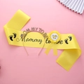 Ensemble écharpe Mommy To Be jaune avec serre-tête en strass et badge Daddy To Be - Ensemble Jaune Texte Noir