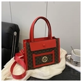 Rote Leder-Tragetasche mit Monogramm-Muster, goldenem M-Logo und breitem Schultergurt - Rot