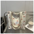 Detail van witte corduroy draagtas met zoete kersenprint en geweven labels - Wit