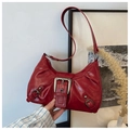 Borsa a spalla vintage rossa con pieghe lucide e dettaglio con fibbia argentata - Rosso