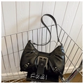 Borsa a spalla retrò in ecopelle nera plissettata con maxi fibbia argentata metallica - Nero