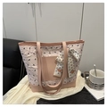 Dettaglio della borsa tote rosa e beige con tessuto plissettato e manico in sciarpa di seta - Blu