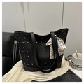 Dettaglio della borsa tote nera con motivi a fiocco e manico decorato con foulard - Nero