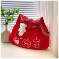 Détail du sac cabas en nylon rouge avec bandoulière à carreaux et ours en peluche - Rouge (Avec Pendentif)