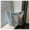 Dettaglio della borsa tote trapuntata azzurra con foulard in seta e motivo a fiocchi - Cachi