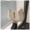 Weiße gesteppte Achseltasche mit V-Nähten und goldener Metallkette Schnalle für Damen - Weiß