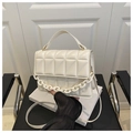 Bolso de piel sintética acolchada marfil con cadena acrílica y asa superior fija - Blanco