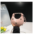 Detalle de bolso medialuna rosa con tachuelas plateadas y asa con hebilla metálica - Rosa