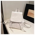 Mini mochila beige minimalista de piel sintética con cordón y textura arrugada natural - Blanco