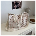 Detalle del bolso tote de pana con estampado de corazones, bolsillos y correa ajustable - Blanco
