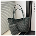 Détail du sac cabas matelassé vert foncé à losanges et sa petite pochette assortie - Vert