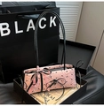 Rosa Seersucker-Tasche mit schwarzen Schleifen und Punkten in einem Geschenkkarton - Rosa (Mit Seidenschal)
