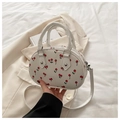 Weiße Handtasche in Muschelform mit süßem Kirschmuster und verstellbarem Schultergurt - Weiß