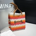 Borsa tote intrecciata a righe arcobaleno con ricamo Summer e manici in pelle in mostra - Rosso Arancio