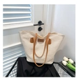 Détail du sac cabas en paille blanche avec anses en cuir marron et patch rectangulaire - Kaki