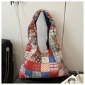 Detalle del bolso tote de pana vintage con retazos y estampados florales y de cuadros - Estilo de mano