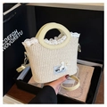 Détail du sac à main en paille avec bordure en dentelle blanche et nœud élégant - Jaune