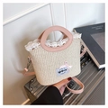 Détail du sac seau en paille avec poignées en cuir rose et bordure en dentelle blanche - Rose