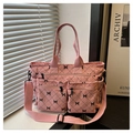 Dettaglio borsa tote in velluto rosa con tasche a zip e motivo a fiocco - Rosa