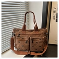 Dettaglio borsa tote in velluto marrone con fiocchi, tasche laterali e tracolla larga - Marrone