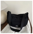Bolso bandolera de media luna negro minimalista en nailon ligero con pliegues - Negro
