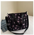 Gros plan du sac fourre-tout noir à fleurs avec roses roses et bandoulière réglable - Noir